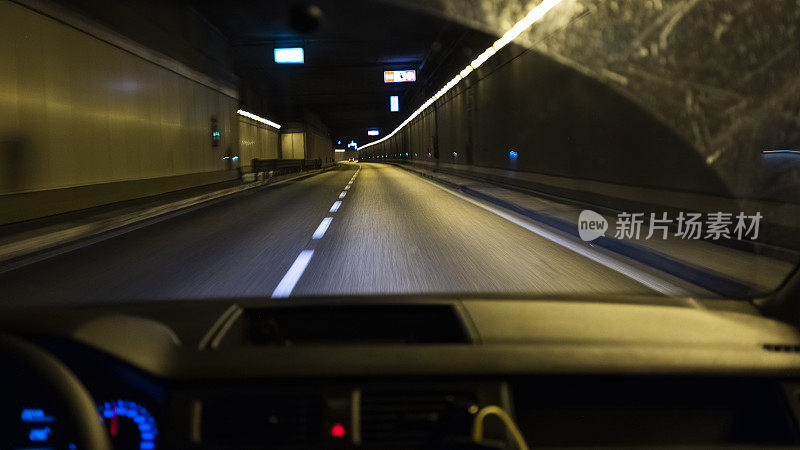 汽车在公路隧道上行驶