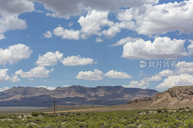 美国内华达州犹他州多云的天空与山脉