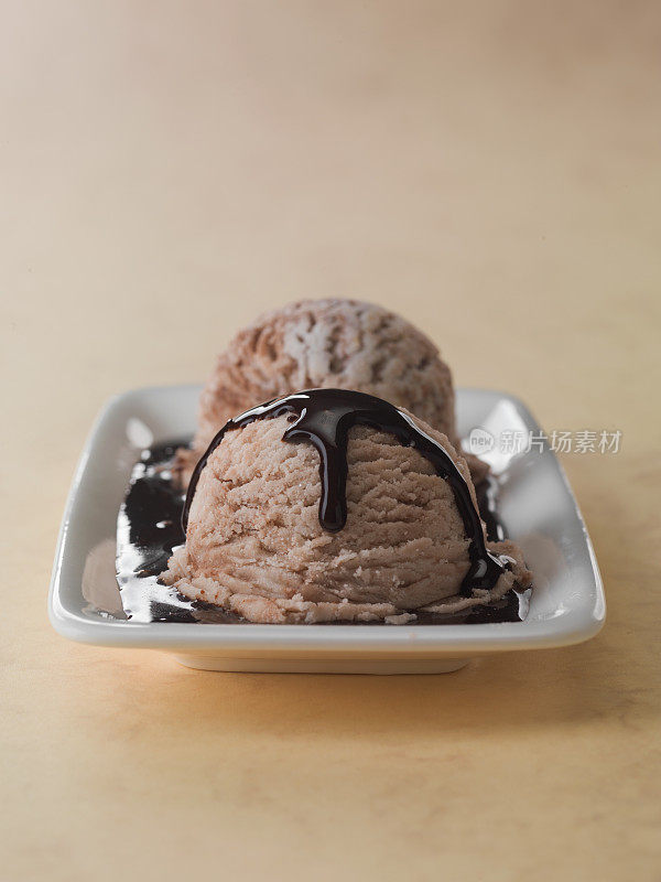一勺巧克力冰淇淋加巧克力酱
