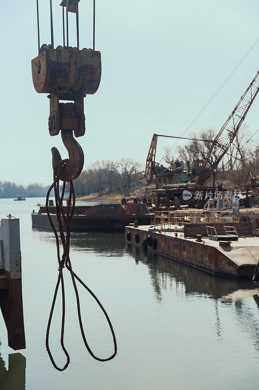 带有起重机的废弃的老工业河港