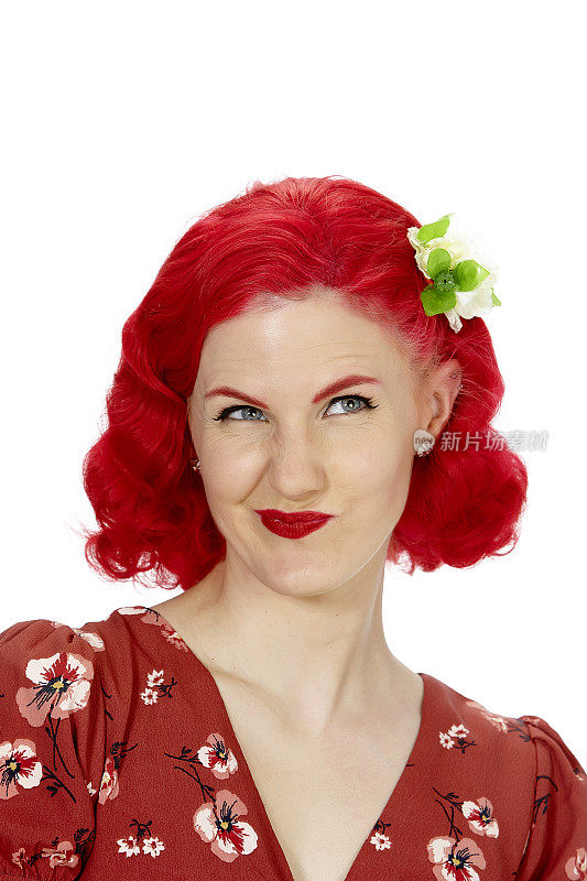 年轻女子的肖像，穿着红色的复古服饰怀疑，红头发，大头照