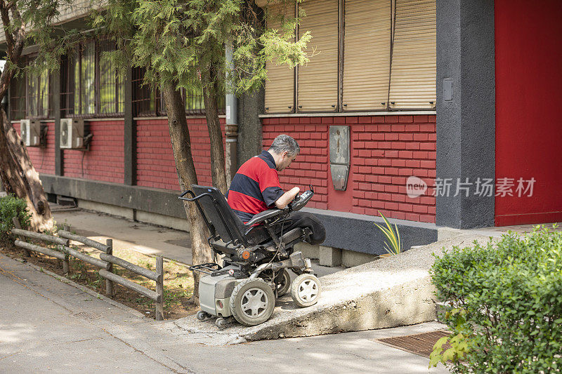 坐电动轮椅的人正在进入大楼