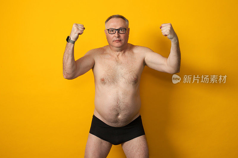 一幅50岁的奇怪男子的肖像，穿着裤子，背景是黄色