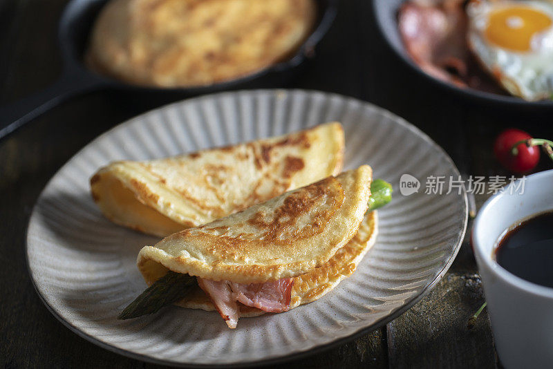 自制煎饼，夹培根，芦笋和煎蛋