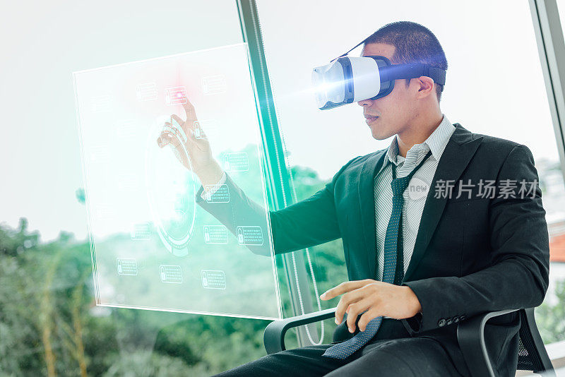人戴VR头盔的数字合成与特效过渡。车链的概念。