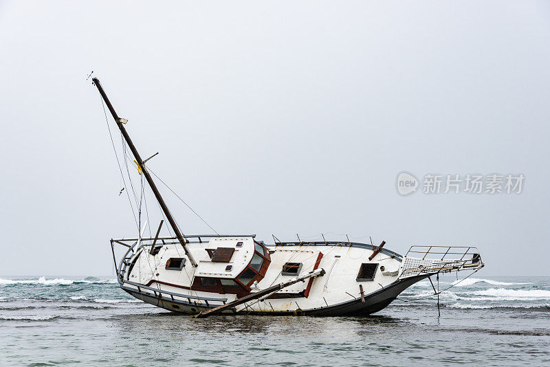 一场暴风雨过后，船搁浅在海滩上