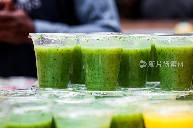 鲜果冰沙及果汁在素食市场的摊位出售