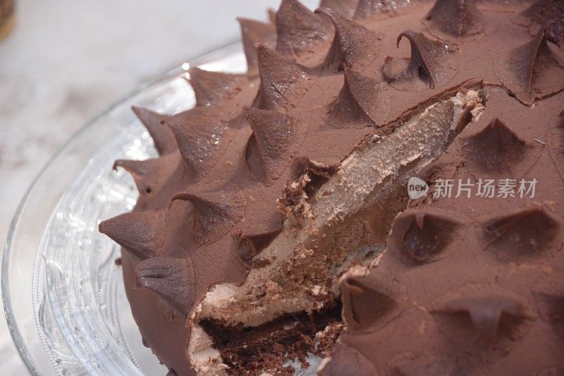 形状像刺猬的巧克力蛋糕