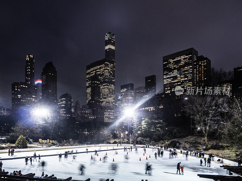 人们晚上在纽约中央公园滑冰