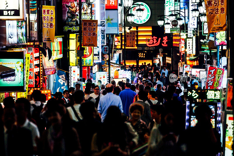 东京新宿拥挤的街道