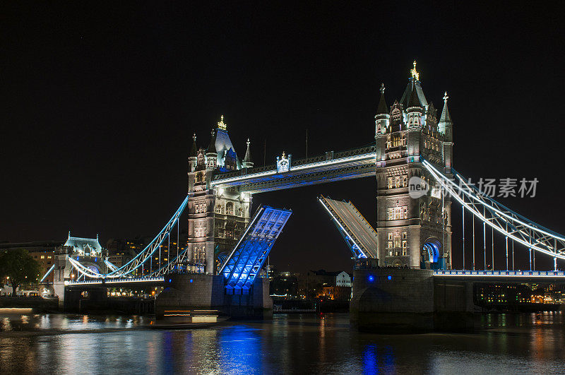 夜景塔桥开放在泰晤士河上的伦敦城，英国，英国。