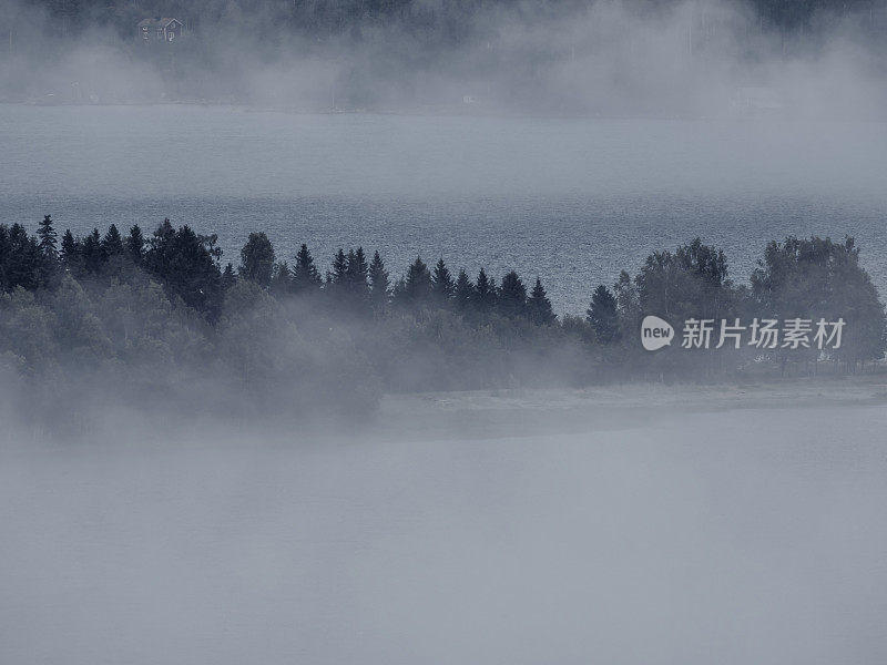 浓雾在斯堪的纳维亚半岛北部的海湾快速翻滚