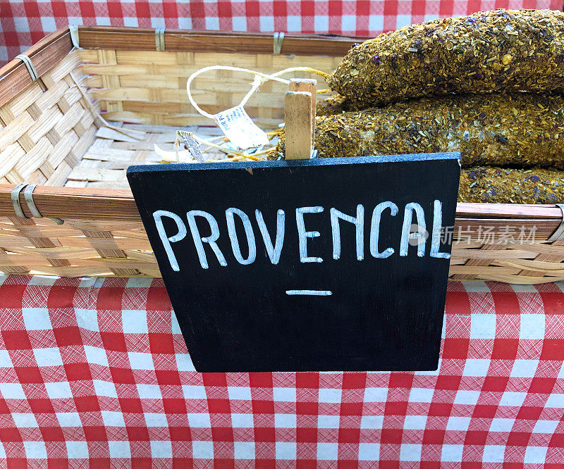 法国，普罗旺斯:市场上自制的普罗旺斯香肠