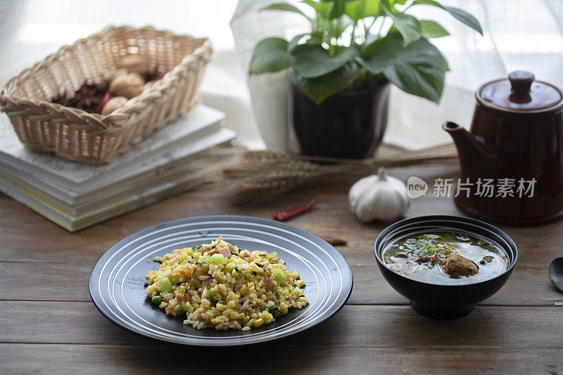 中式早餐:蔬菜炒饭、火腿炒蛋