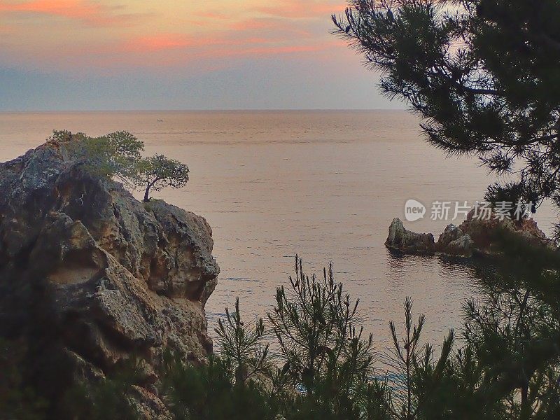 日落时的地中海海岸线