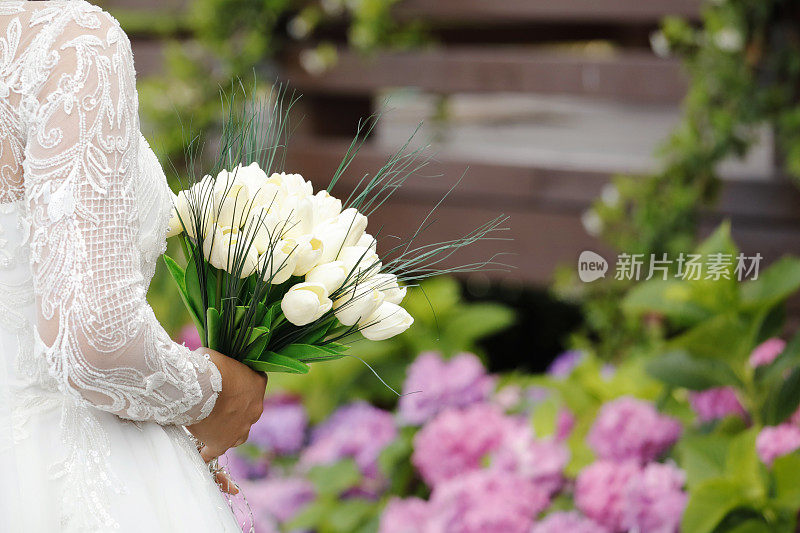 婚礼特写的白色新娘花束