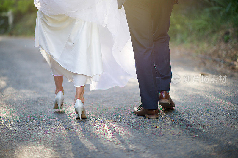 新娘和新郎脚一起走后视图