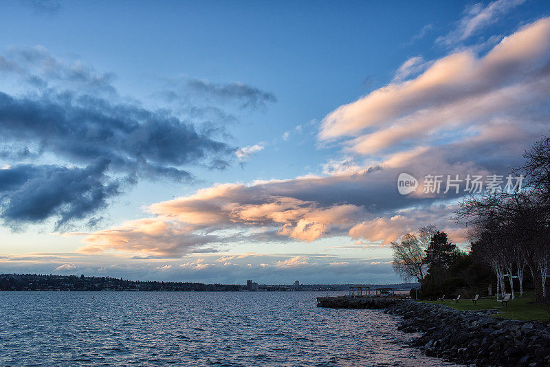 华盛顿湖上的动态天空