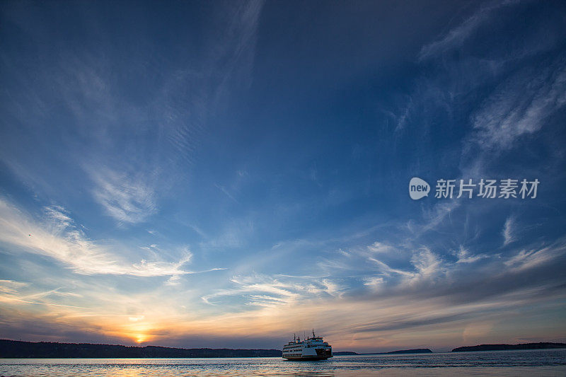在普吉特湾和华盛顿州渡轮上的浪漫日落