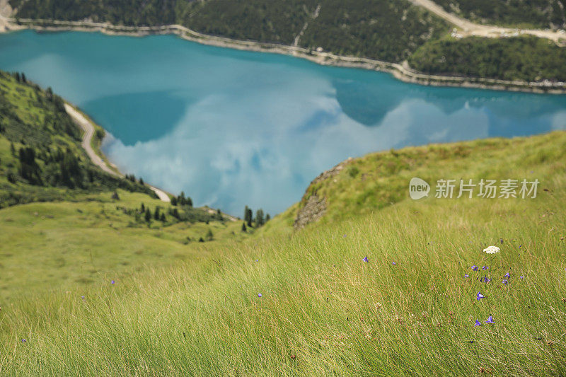 夏天的风景。从意大利北部Dolomites的Fedaia山口到Pordoi山口的休息点，可以看到美丽的Fedaia湖和马尔莫拉达山。