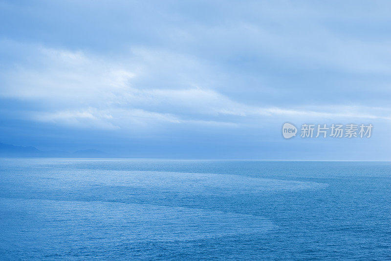 阴沉的天空和海洋