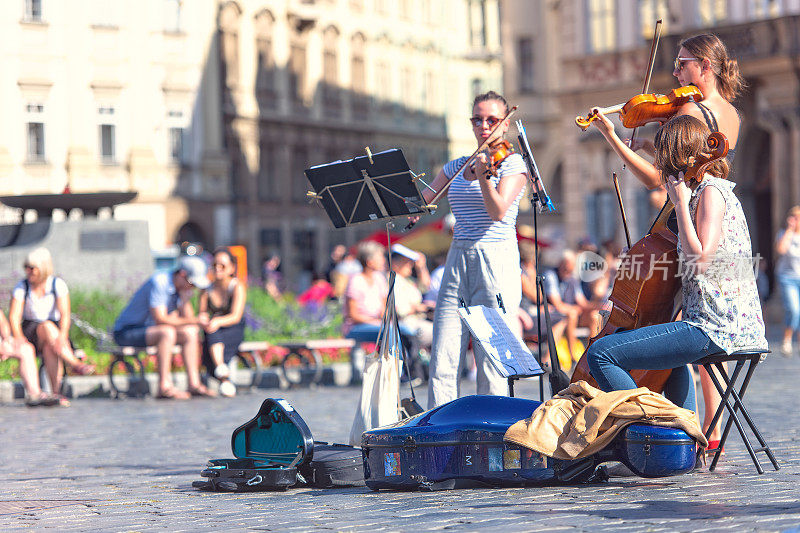 布拉格老城广场上的一群女孩街头音乐家
