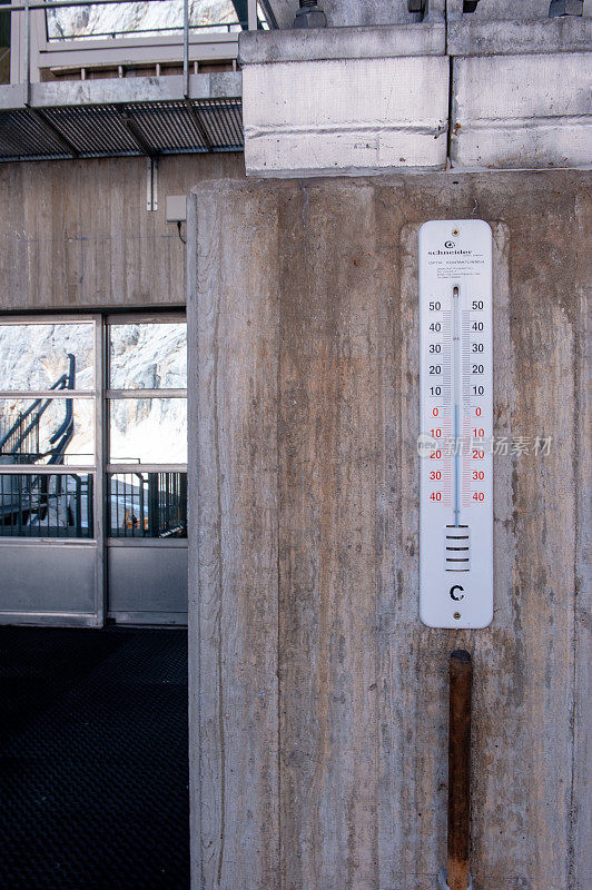 德国Garmisch-Partenkirchen举行的Zugspitze峰会上的温度计