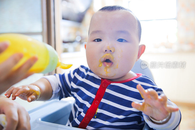 亚洲男婴吃混合食物