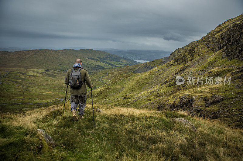 英格兰北部山区的男性徒步旅行者