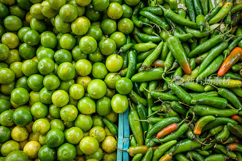 石灰和Jalapeño绿色背景