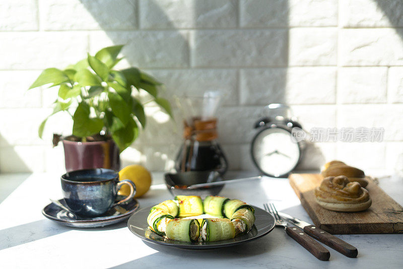 自制健康早餐:小面包、黄瓜卷、煎蛋