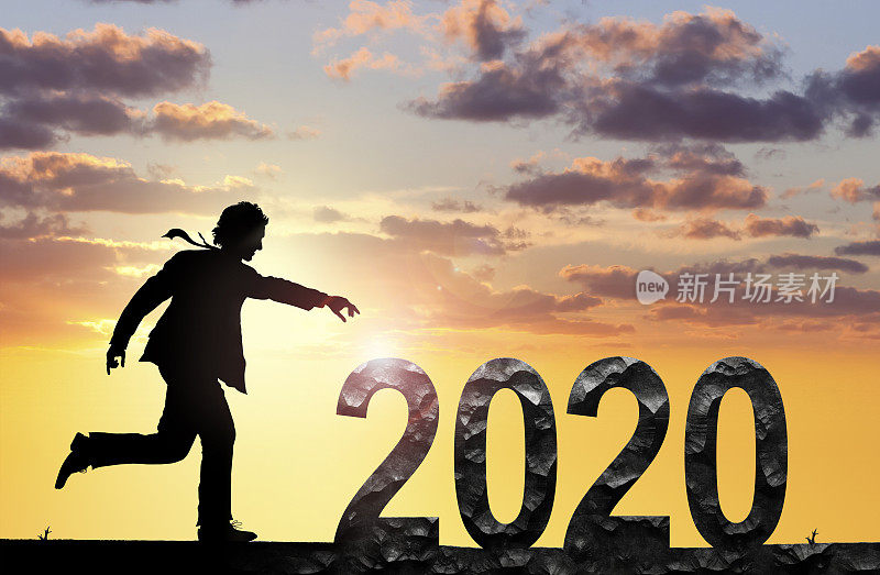 商人在夕阳下追逐2020年的新年