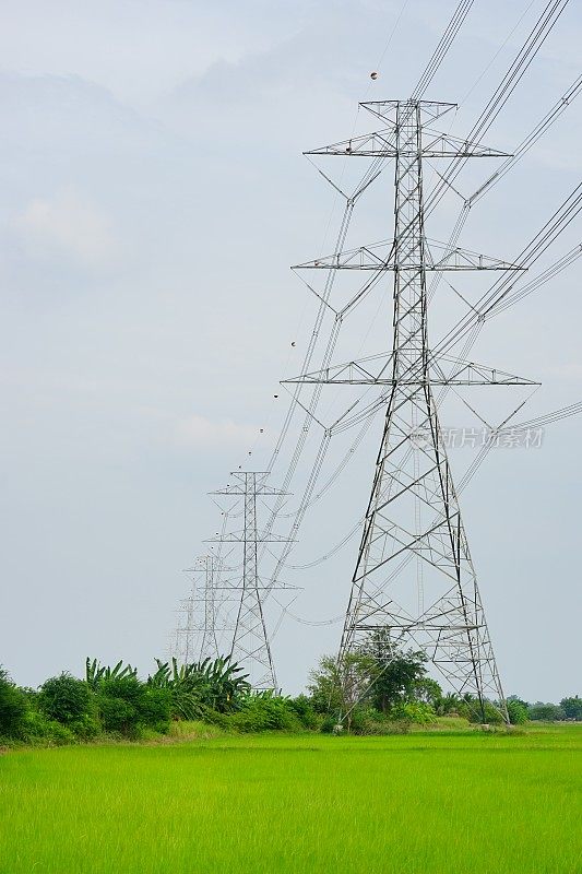 高压线路和电力塔架