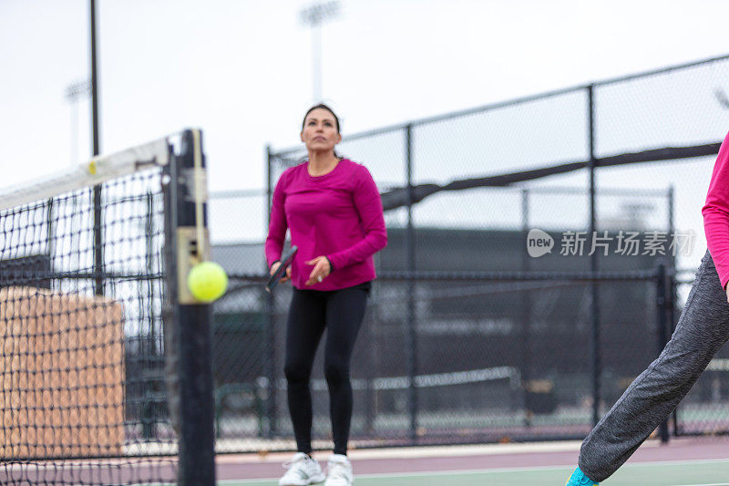 活跃的退休妇女在户外打Pickleball的混合族群