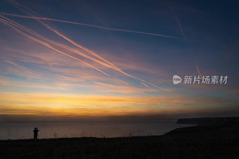 卡利卡拉角附近黑海海岸的日落景观。