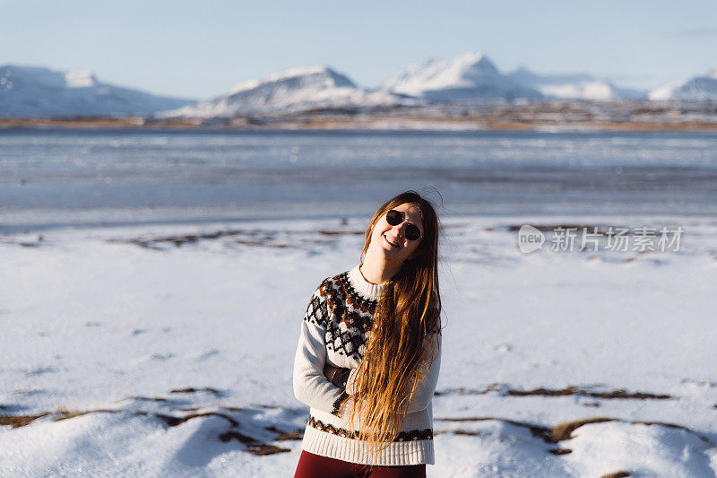 一个女人在享受冰岛美丽的冰湖和雪山的景色
