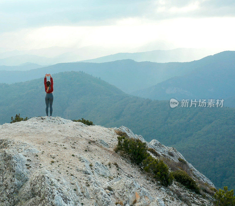 鸟瞰图的女性越野跑者上升的山脊