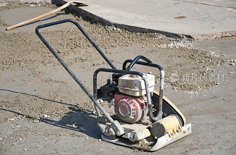 用于道路建设的土壤夯实机