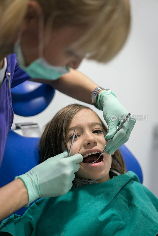 微笑的小男孩在定期牙科检查前摆姿势