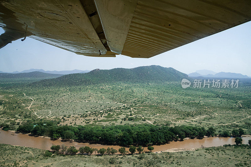 鸟瞰肯尼亚桑布鲁国家保护区的埃瓦索·尼埃罗河