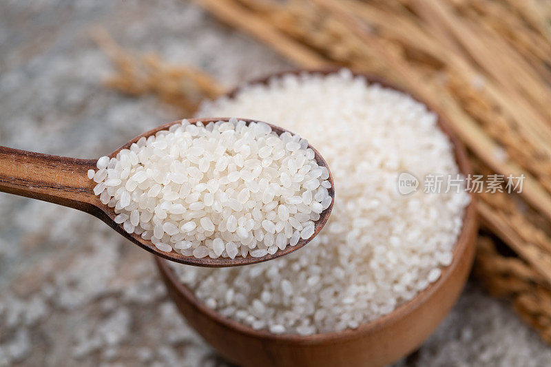 一木匙大米和一碗大米