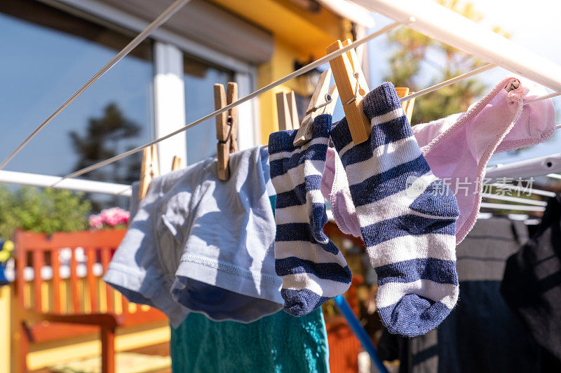 用衣夹系住的衣服重在绳子上