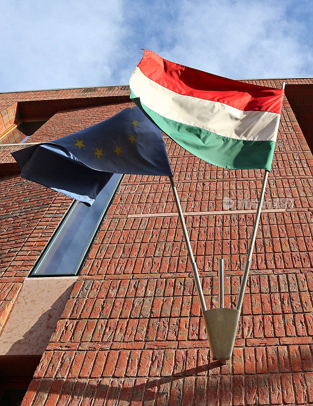 墙上挂着匈牙利和欧盟的旗帜