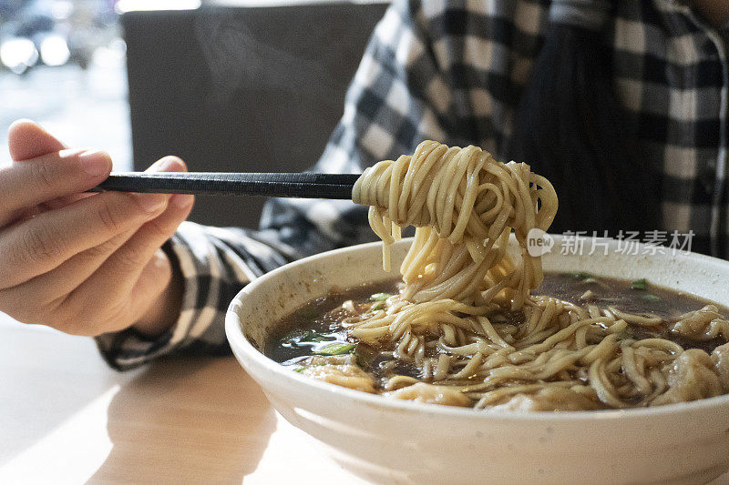 在餐馆吃中国面条