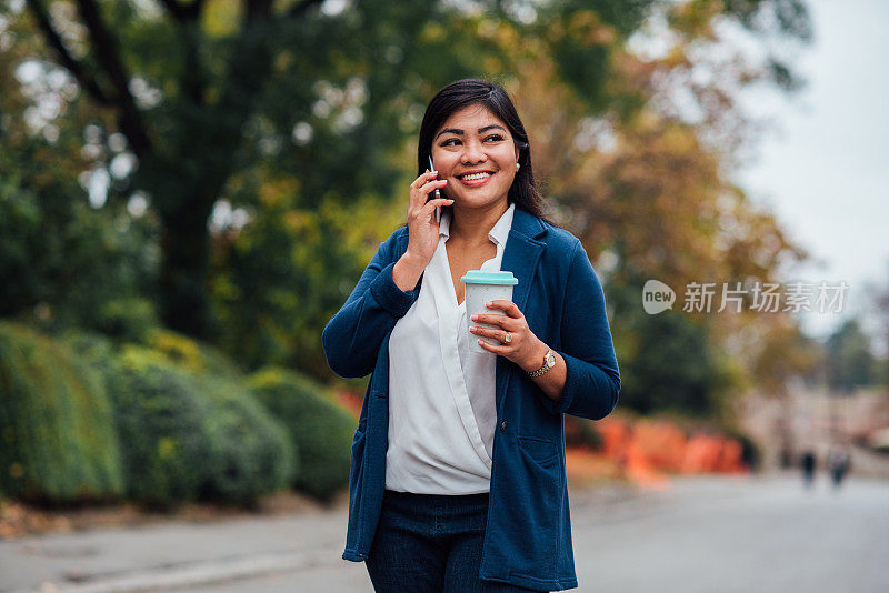 年轻的亚洲人在公园里享受咖啡休息时间