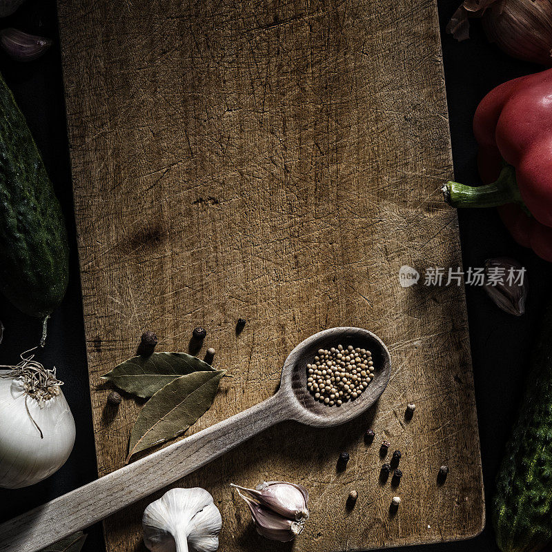 带木勺的旧木砧板和秋冬贮藏和青贮用蔬菜