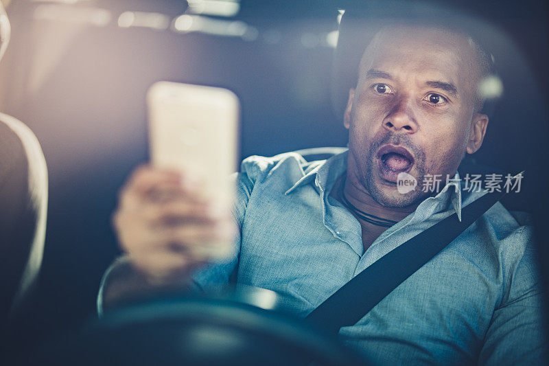 在车里使用手机是很危险的!