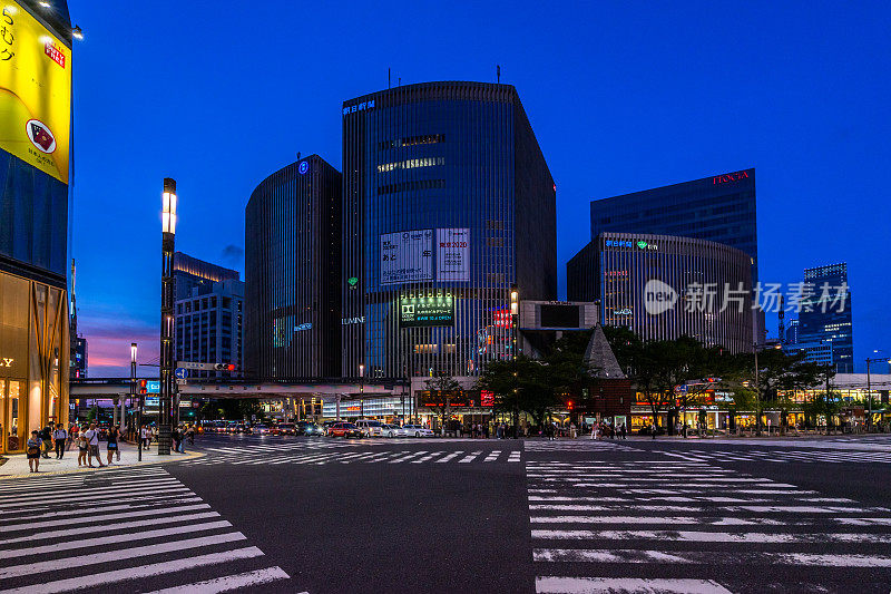 银座数喜屋桥的日落景观，东京最著名的高档购物、餐饮和娱乐区