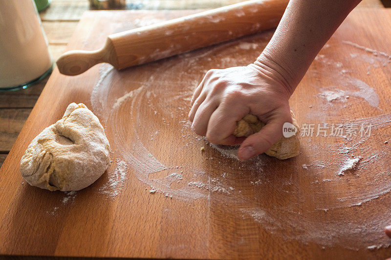 制作复活节兔子蛋糕，揉面团，特写