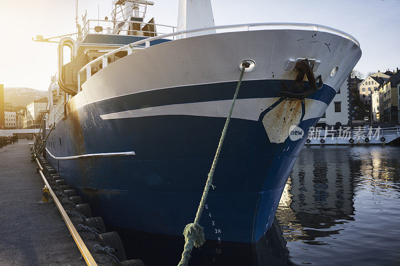 挪威奥勒松港的一艘渔船